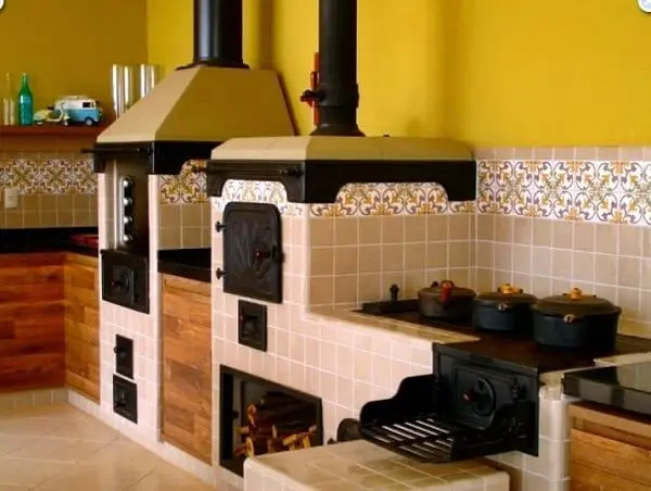 Crie uma área gourmet rústica com fogão a lenha na sua casa