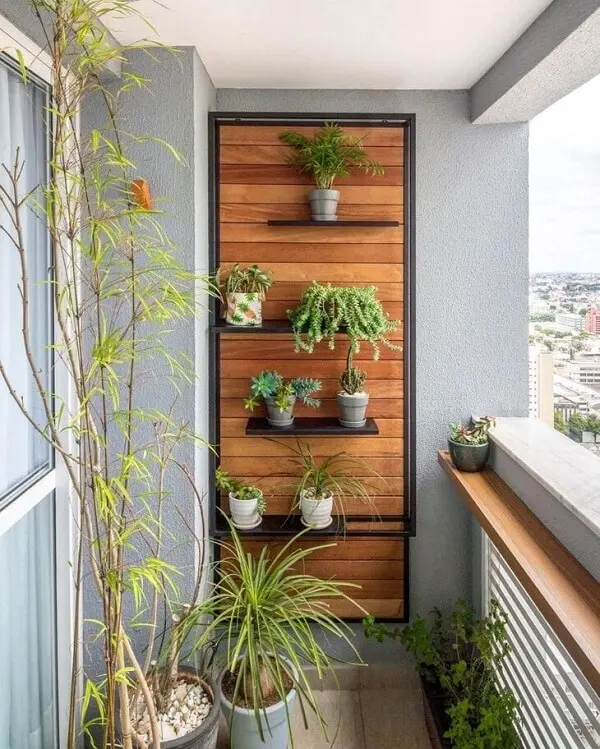 Cultive diferentes plantas na sua floreira de parede vertical