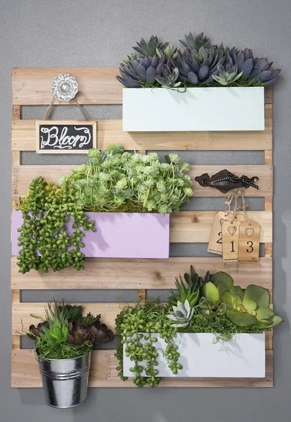 Cultive hortaliças na sua floreira rústica de parede