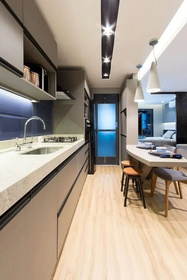 Decoração moderna com armário de cozinha cinza