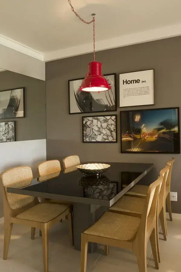 Decoração com quadro para sala de jantar com parede espelhada e luminária vermelha Foto Muito Chique