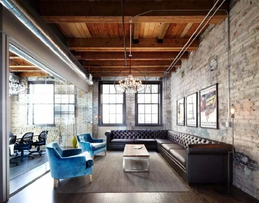Decoração de escritório com poltronas azuis e mesa de centro industrial Foto Lisa Petrole