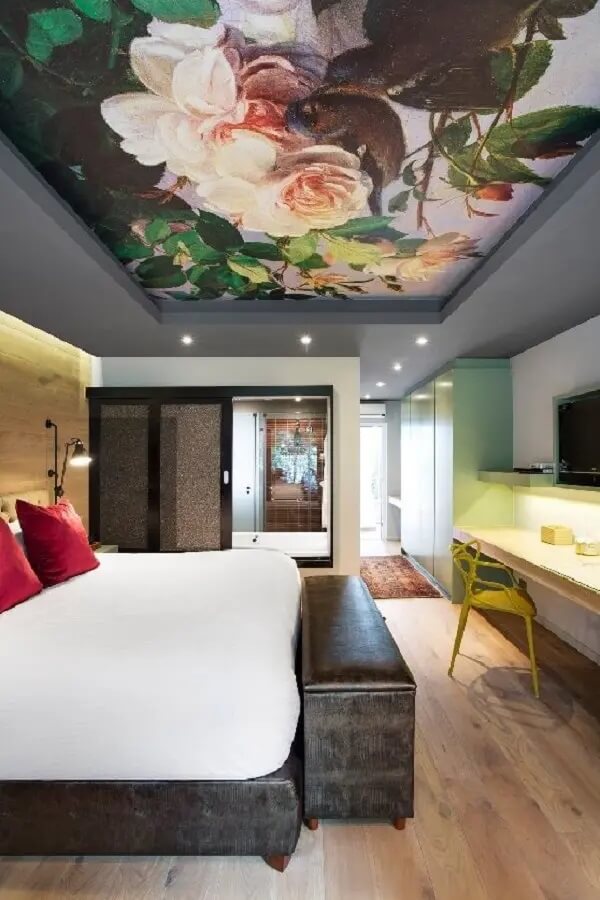Decoração delicada para quarto de casal com papel de parede floral no teto
