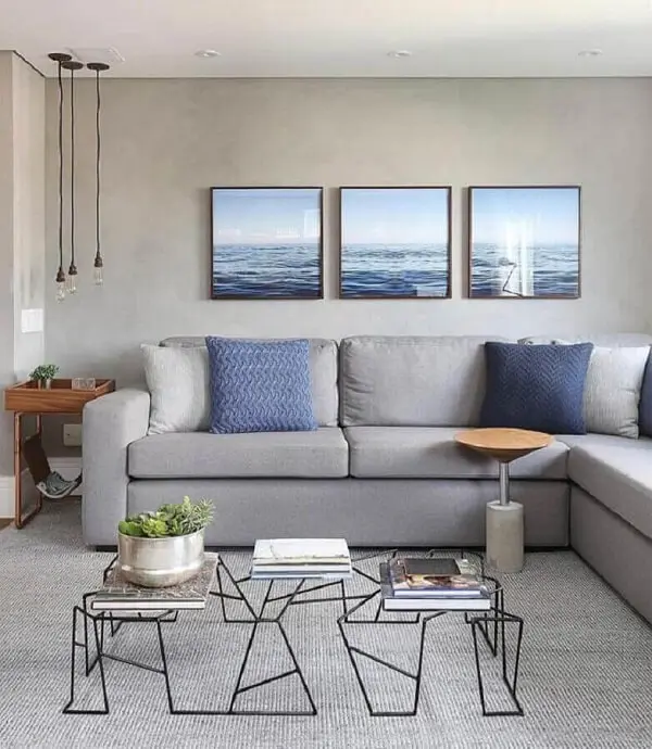 Sala de tv com quadros que retratam o oceano
