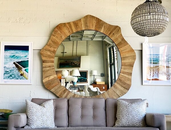 Espelho grande com moldura de madeira decora sala de estar. Fonte: ConstruindoDecor
