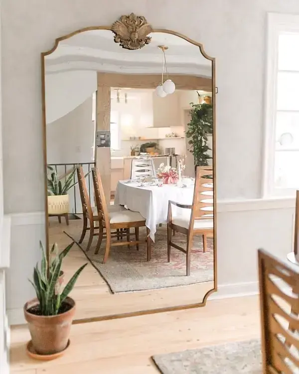 Evite usar espelhos grandes de chão se na casa tiver crianças ou idosos. Fonte: E Coast
