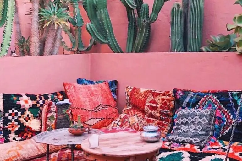 Grafismos, abstrações e motivos floridos se destacam nos tapetes e almofadas da decoração marroquina