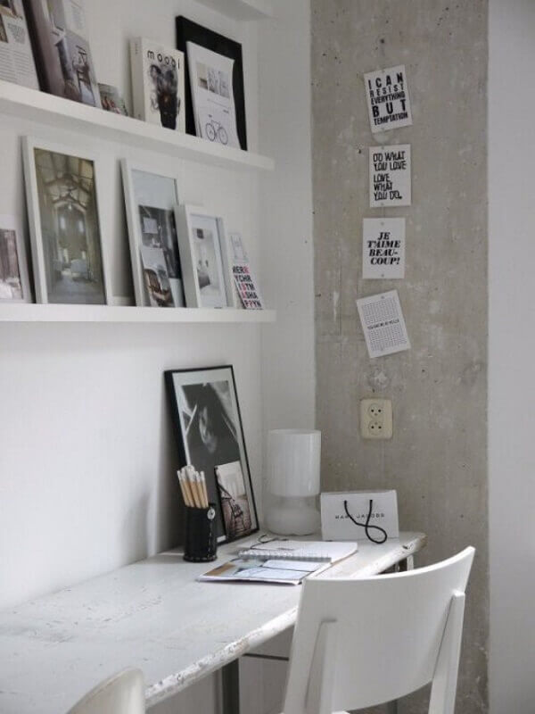 Home office simples decorado com prateleira para quadros Foto Pinterest