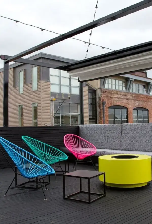 Inove na decoração do terraço com cadeiras de corda coloridas