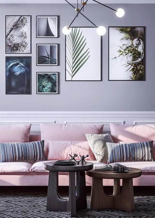 Invista em uma composição moderna e simétrica na hora de posicionar os quadros para sala de TV