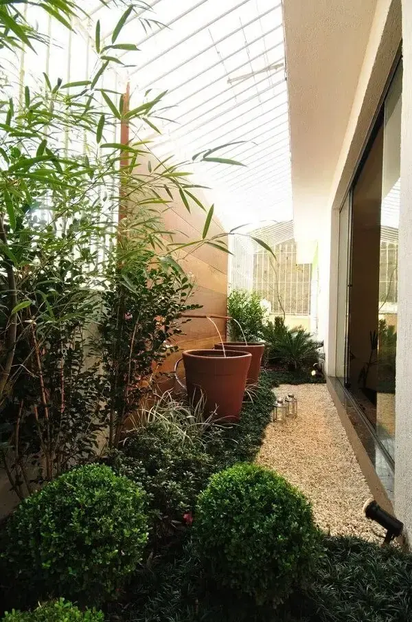 Crie um projeto lindo de jardim de inverno com fonte de água em frente a janela do quarto