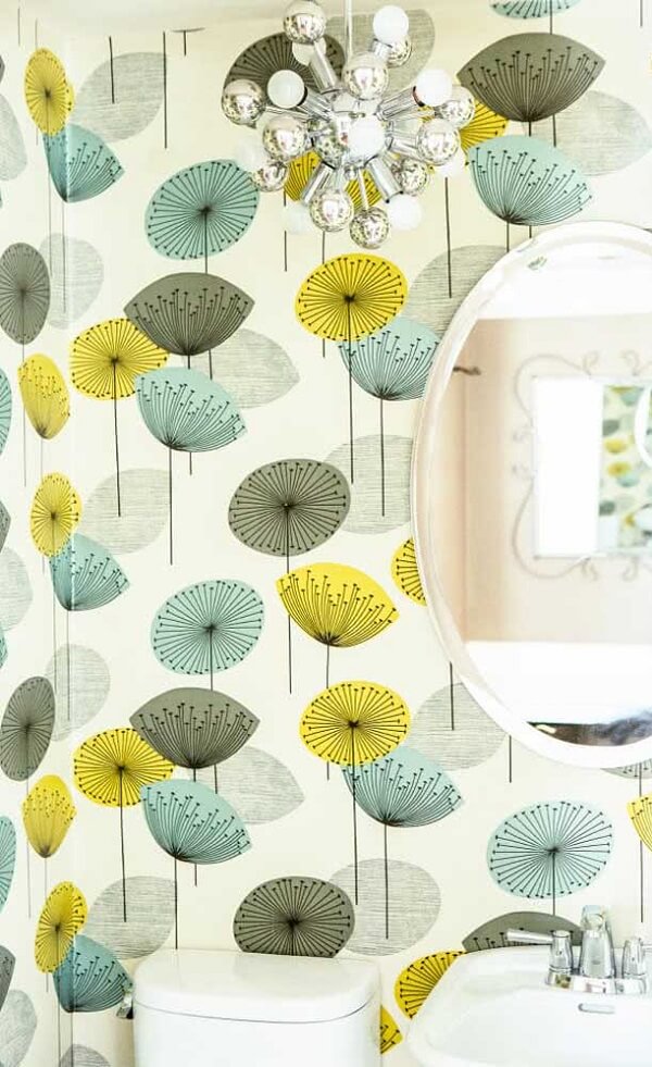 Lavabo alegra com papel de parede floral