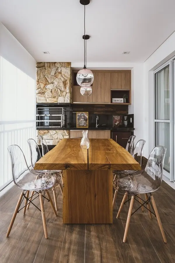 Mesa de madeira e cadeiras de acrílico para a área gourmet rústica