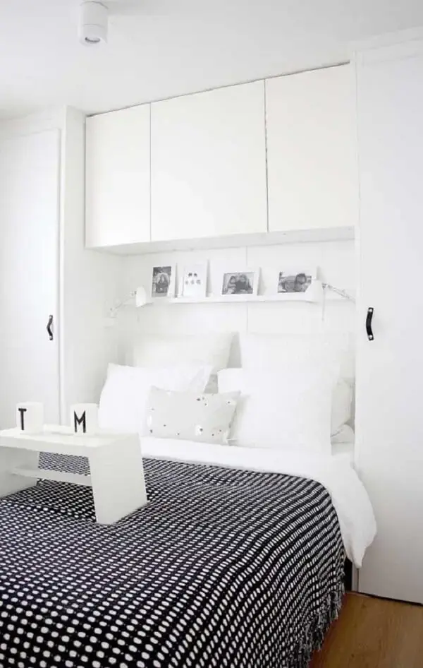 O clássico branco e preto é uma ótima alternativa para quarto de casal pequeno