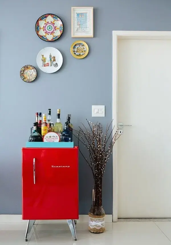 O frigobar retrô traz charme e elegância para decoração