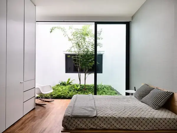 O jardim de inverno no quarto simples também promove um espaço de relaxamento