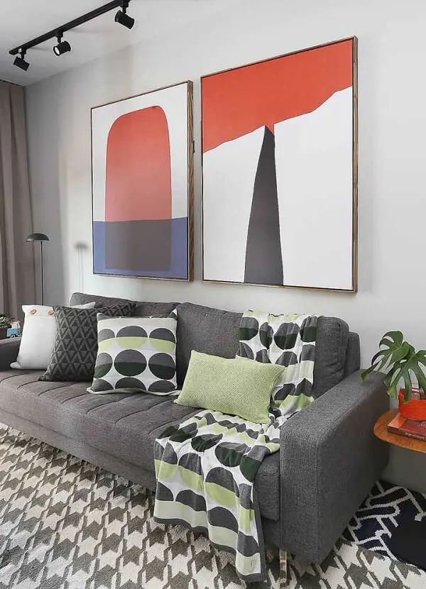 O quadro abstrato para sala de TV quebra a neutralidade da decoração