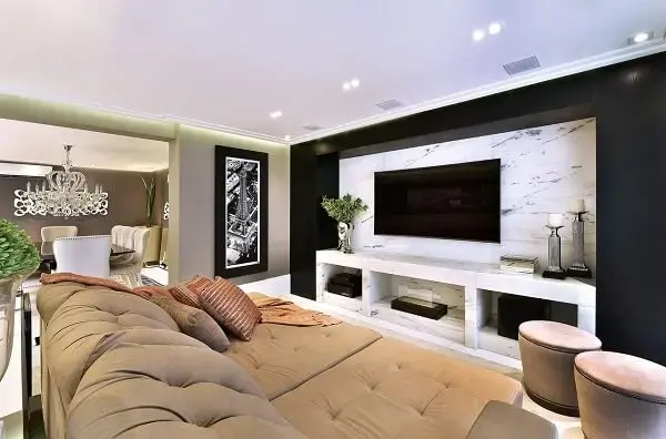 O quadro grande para sala de TV preto e branco se conecta perfeitamente com a decoração