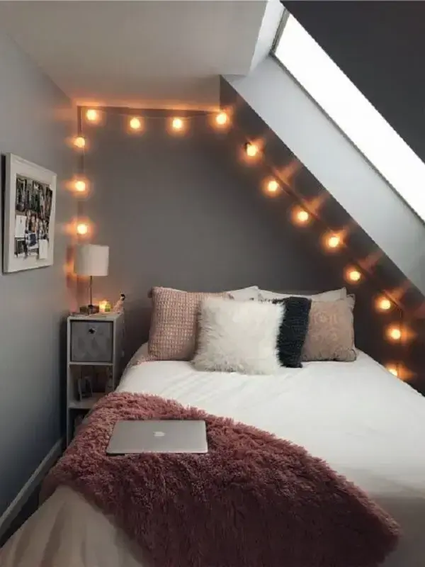 Os cordões de luz trazem um charme para o quarto de casal pequeno