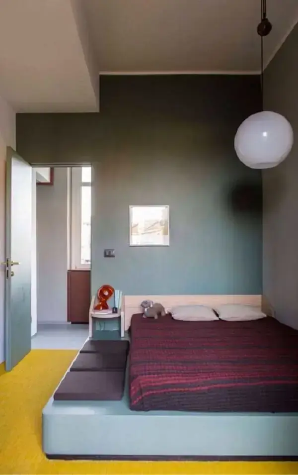 Quarto de casal pequeno com móveis planejados otimizam o espaço do dormitório