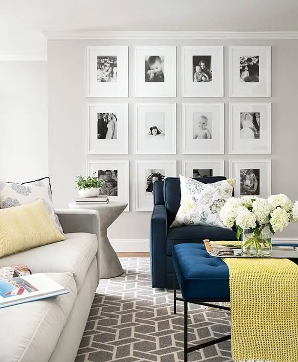 Que tal compartilhar as melhores fotos em família e formar uma linda composição de quadros para sala de TV?