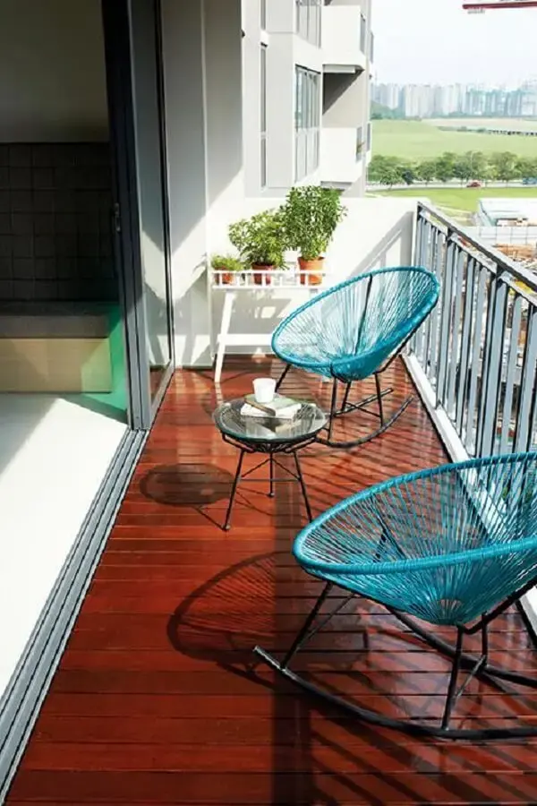 Que tal incluir na varanda uma confortável cadeira de corda com estrutura de balanço?