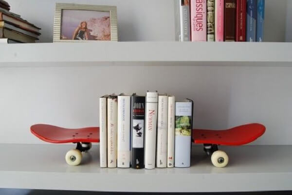 Que tal usar a estrutura do skate para criar um lindo aparador de livros?