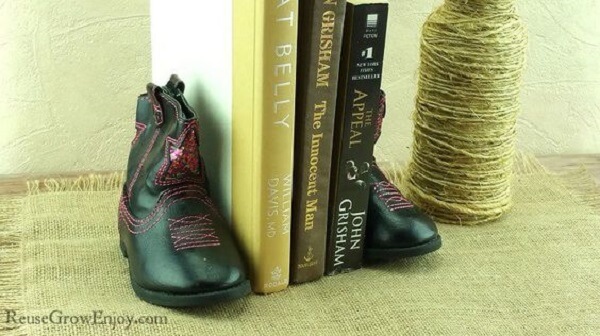Que tal usar as botas antigas para criar um lindo e criativo aparador de livros?