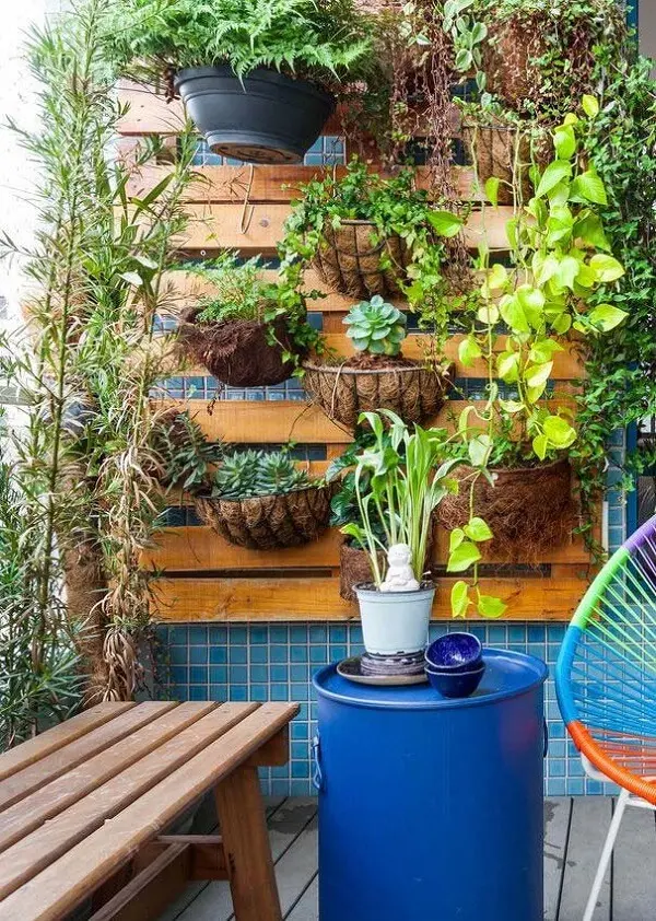 Reserve um espaço na sua varanda para incluir uma charmosa floreira vertical de parede