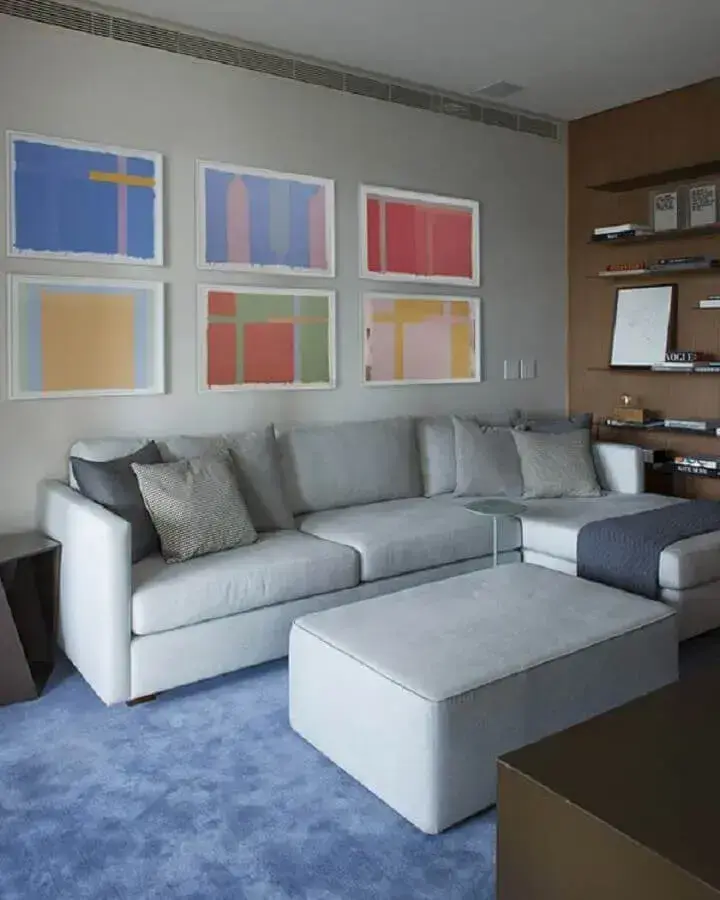 Sala decorada com sofá com chaise cinza e quadro para sala abstrato Foto Jeito de Casa