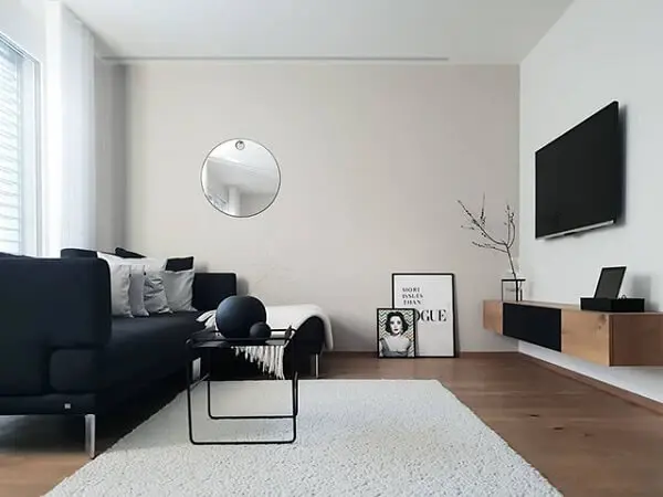 Se o tamanho do ambiente permitir é possível deixar os quadros para sala de TV apoiados no chão