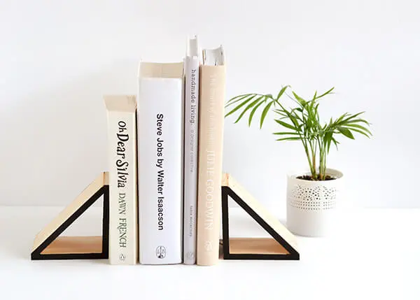 Suporte aparador de livros feito com mdf em formato de triângulo