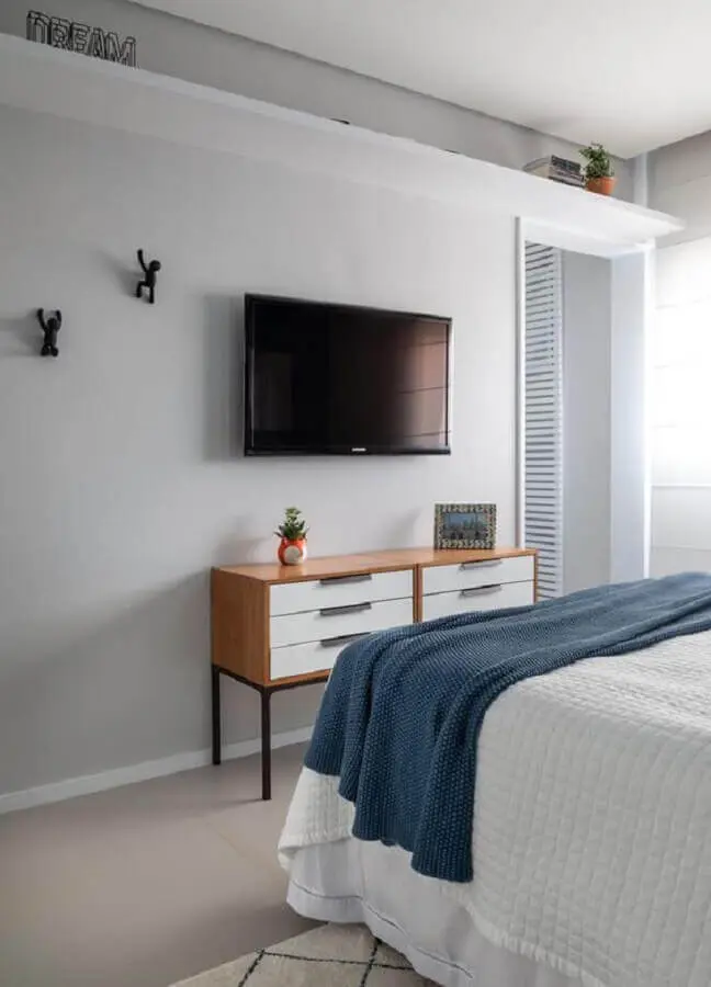 TV na parede do quarto com decoração minimalista Foto Mariana Carvalho Arquitetura