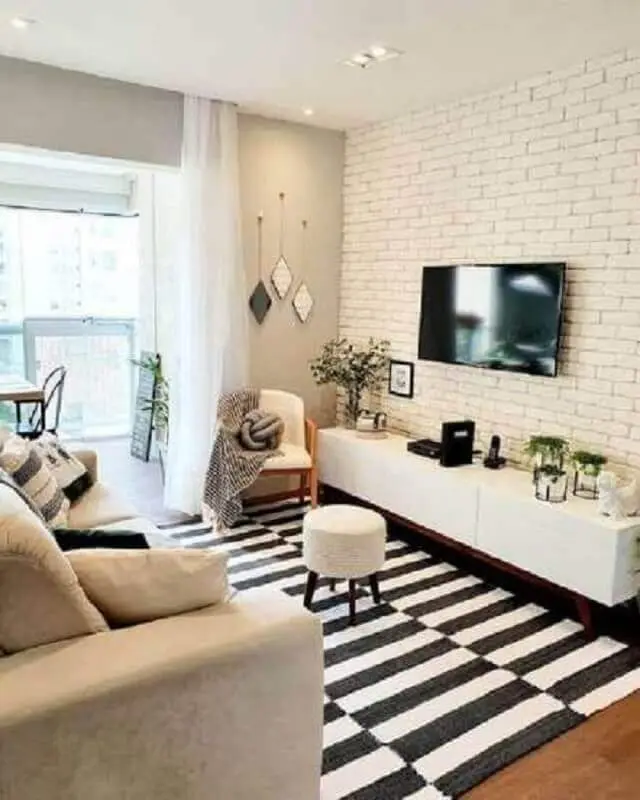 TV na parede sem painel para decoração de sala com tapete listrado Foto Pinterest