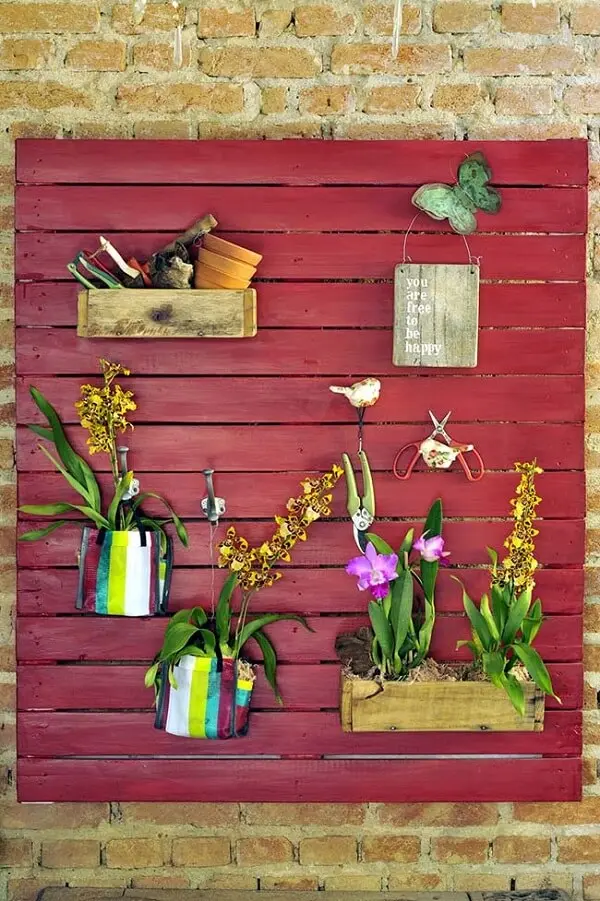 Traga cores e texturas para a decoração incluindo floreira de parede no ambiente