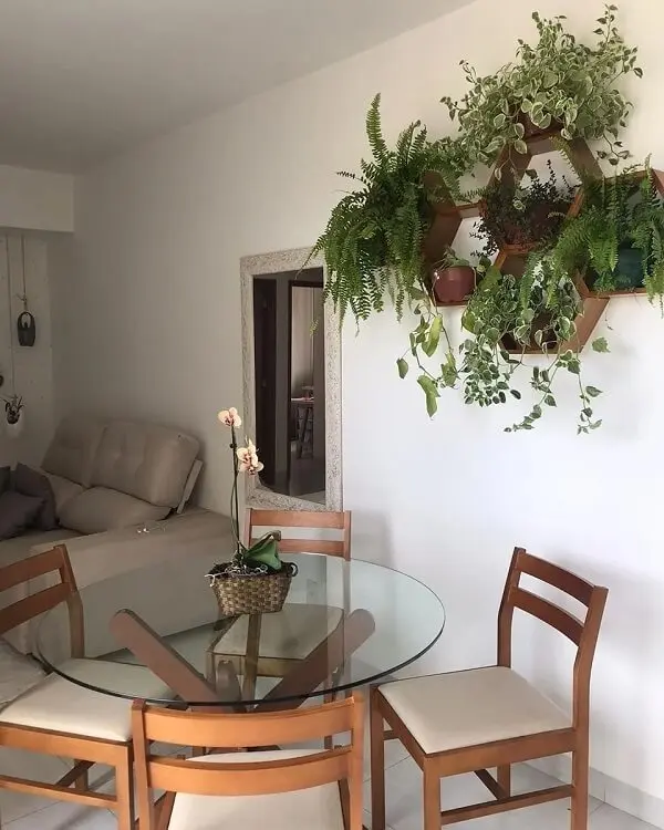 Traga o verde para dentro do ambiente incluindo uma floreira de parede de madeira na decoração
