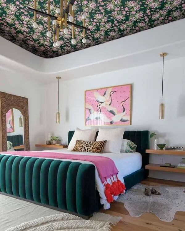 Transforme a decoração do quarto de casal com papel de parede floral no teto