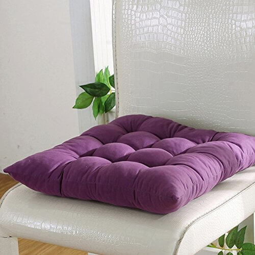 Aposte na almofada futon colorida para decorar sua cadeira branca
