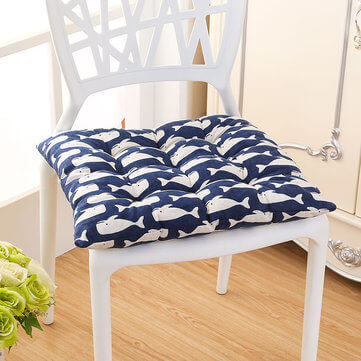 Cadeira branca com almofada de futon