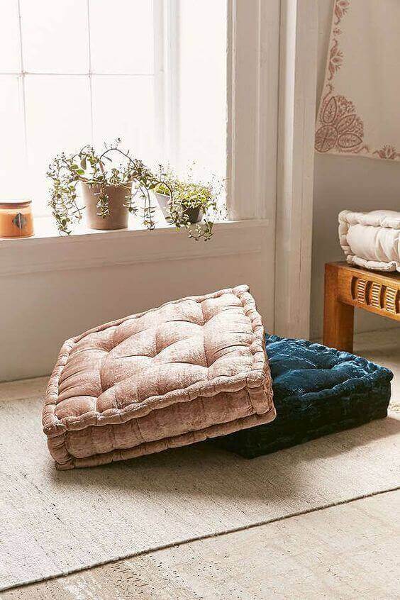 Almofada de futon rosa e azul marinho