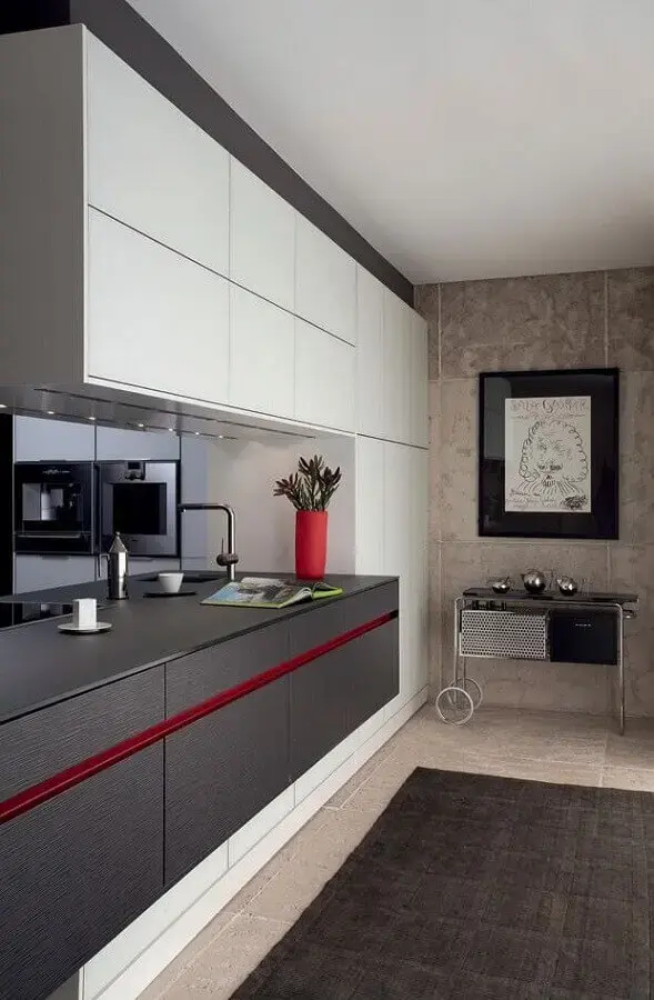 armário de cozinha cinza e branco com detalhe em vermelho Foto Archzine