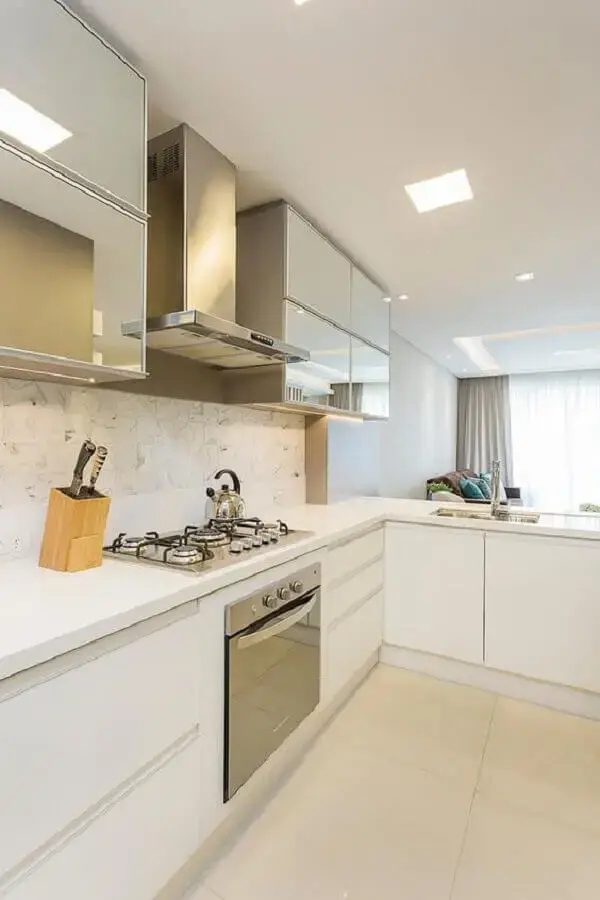 armário de cozinha sob medida espelhado e branco Foto Homify