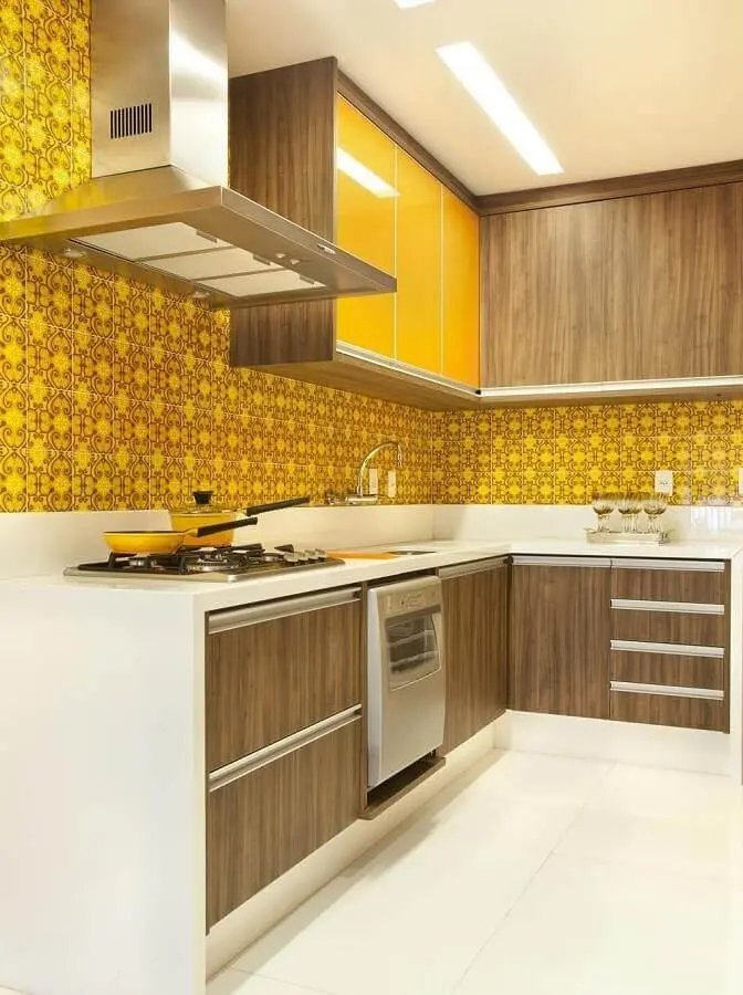 armário e azulejo amarelo para cozinha sob medida de canto Foto Adriana Fontana