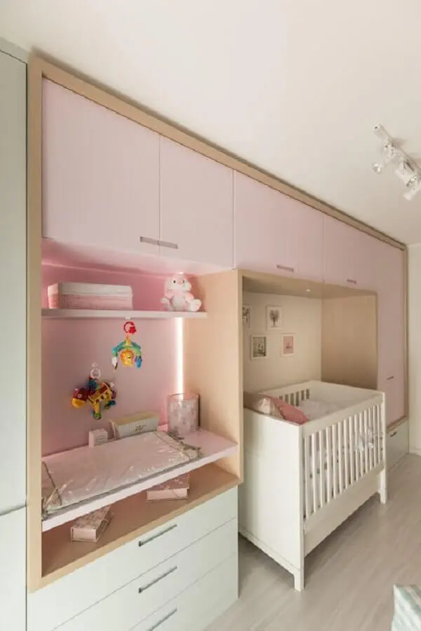 armário para quarto de bebê sob medida rosa Foto Homify