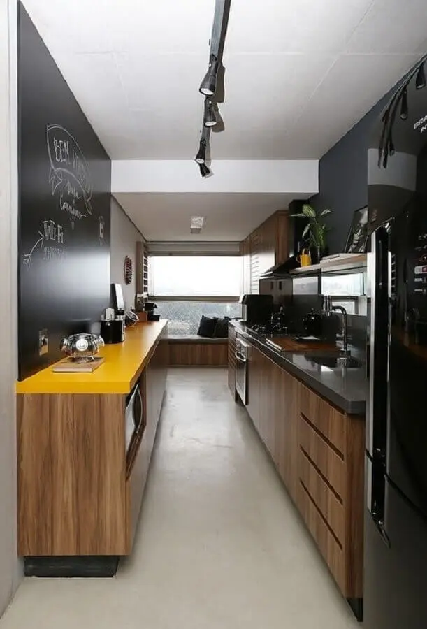 armários de madeira e bancada amarela para cozinha sob medida preta Foto Pinterest