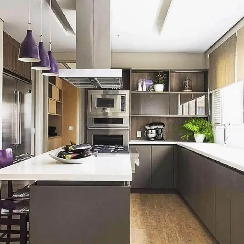 bancada branca para armário de cozinha cinza planejado com ilha Foto Deborah Roig
