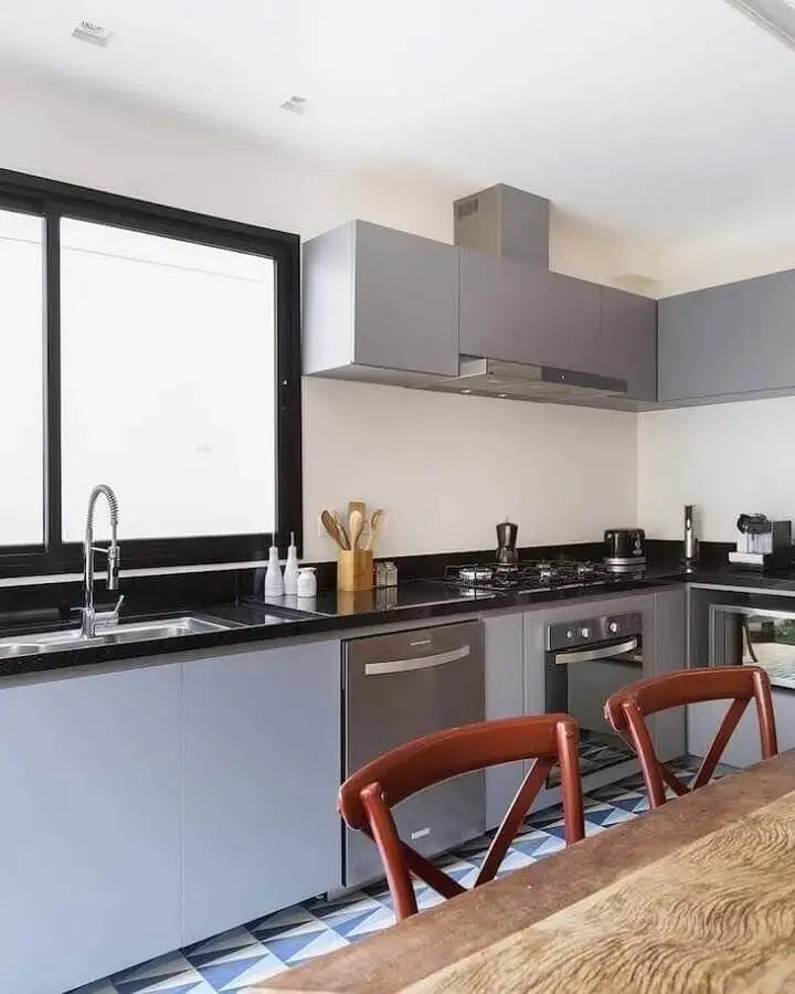 bancada preta para armário de cozinha planejado cinza Foto Tria Arquitetura