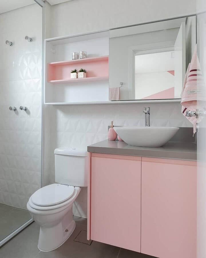 banheiro branco decorado com nicho e gabinete rosa candy colors Foto Webcomunica