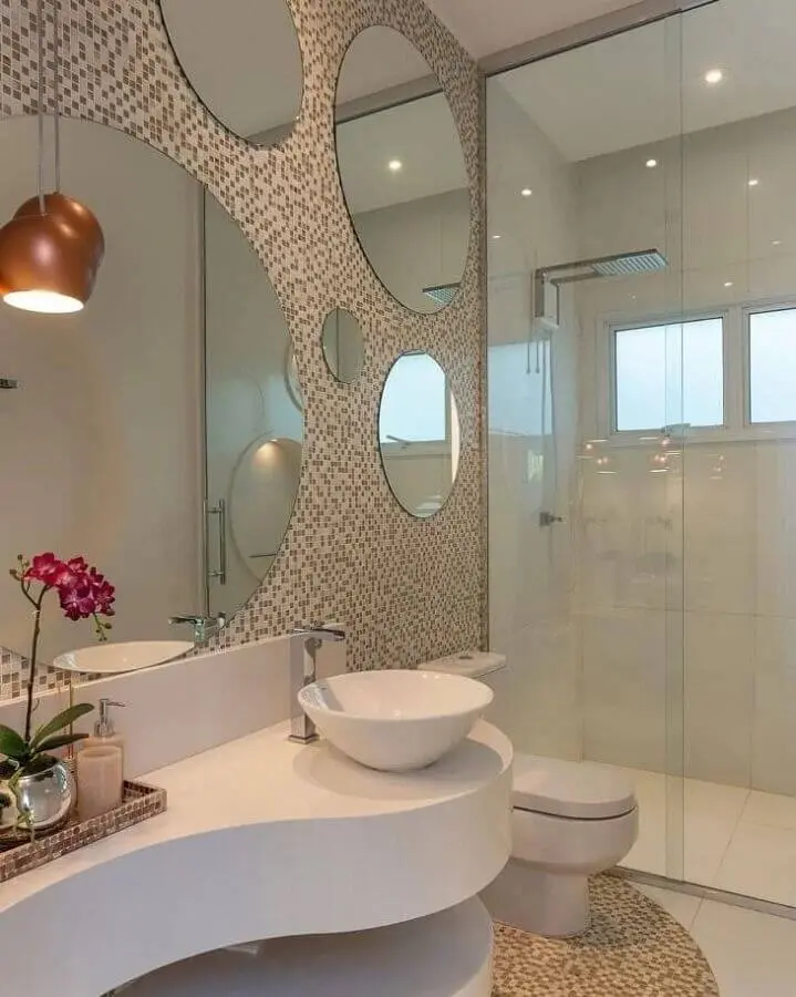 banheiro branco decorado com vários espelhos para banheiro redondo Foto Iara Kilaris