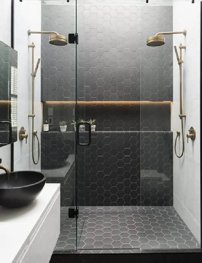 banheiro moderno decorado com revestimento hexagonal preto na área do box e piso  Foto Pinterest